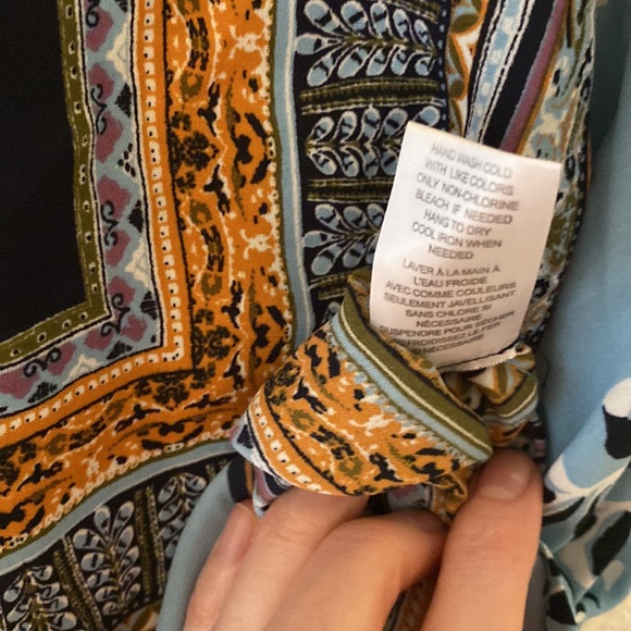 Small flowy top - Picture 7 of 8